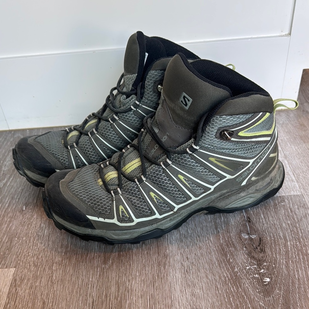Salomon Men's Gray and Yellow Athletic Shoes